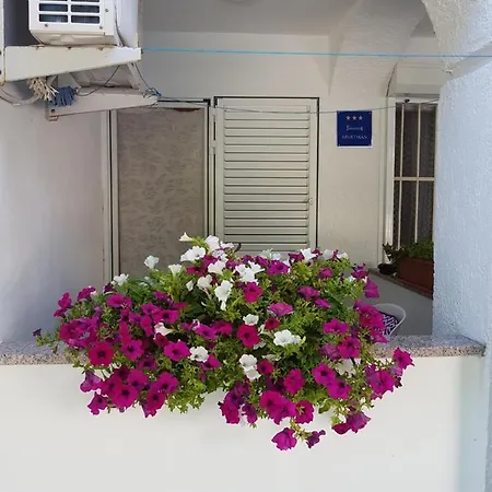 Luka Apartment *
